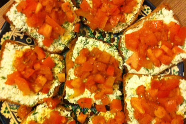 Тосты с творогом, чесноком и зеленью