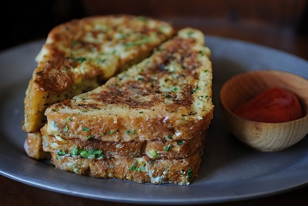 Тосты с зеленым луком и кинзой