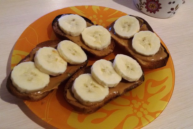 Тосты с арахисовой пастой и бананами