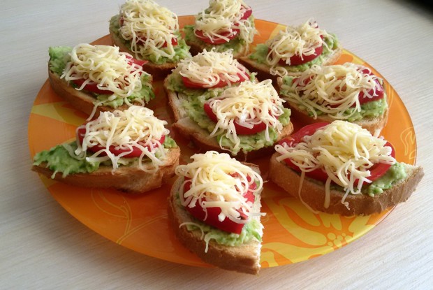 Тосты с авокадо, помидором и сыром