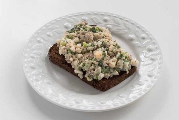 Тосты с бородинским хлебом, иваси, рисом и яйцом