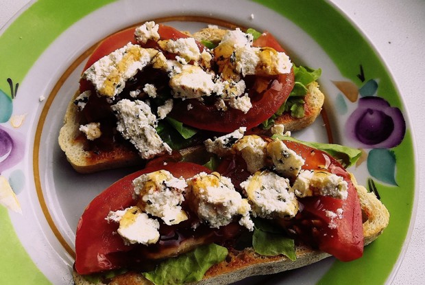 Тосты с брынзой