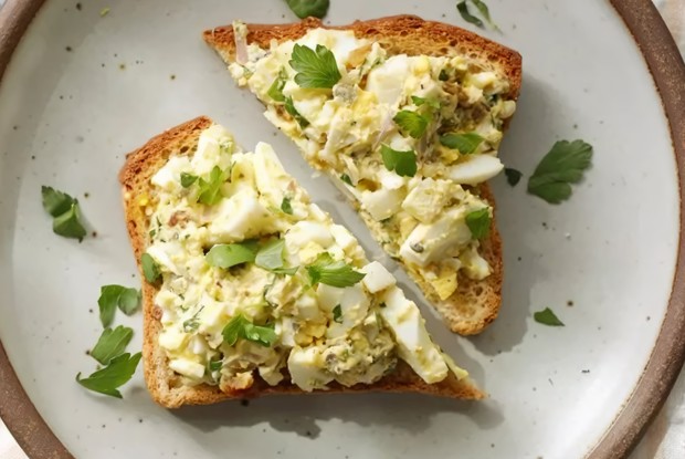 Тосты с яичным салатом и семгой