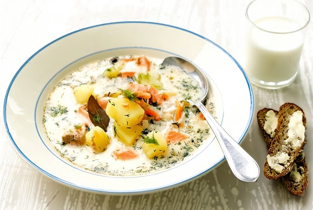Традиционный финский сливочный суп с лососем (lohikeitto)