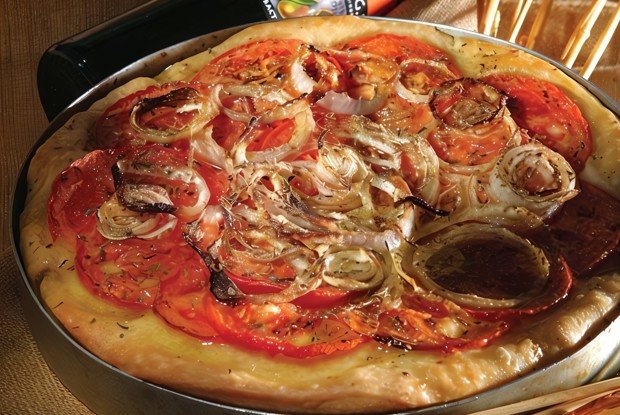 Традиционный греческий пирог с томатами и луком «Ладения»