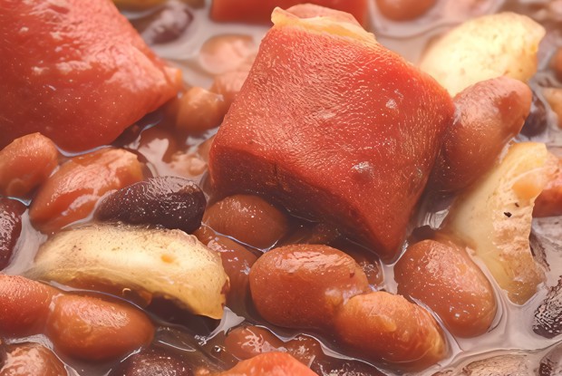 Традиционный кубинский суп из черной фасоли