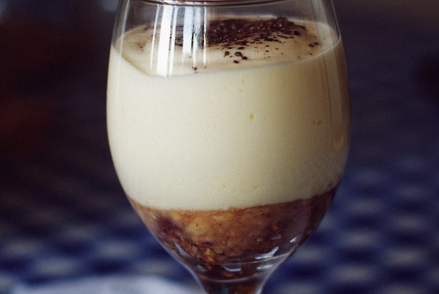 Трайфл с бананами, ягодами и сыром маскарпоне