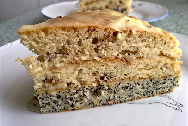 Трехслойный торт с орехами, изюмом и маком