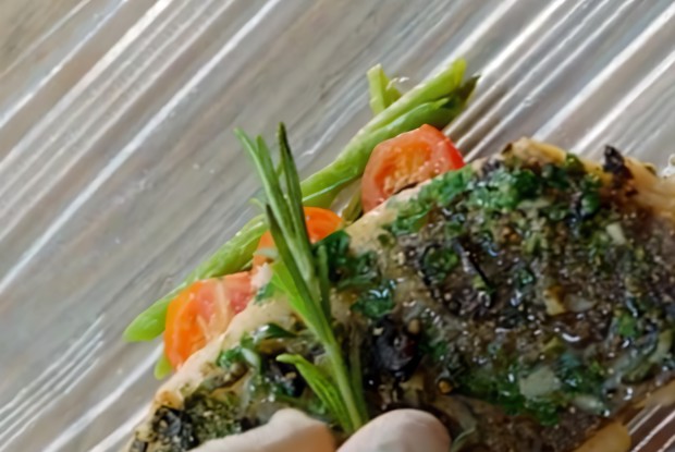 Треска с маслинами и пряными травами по-провански