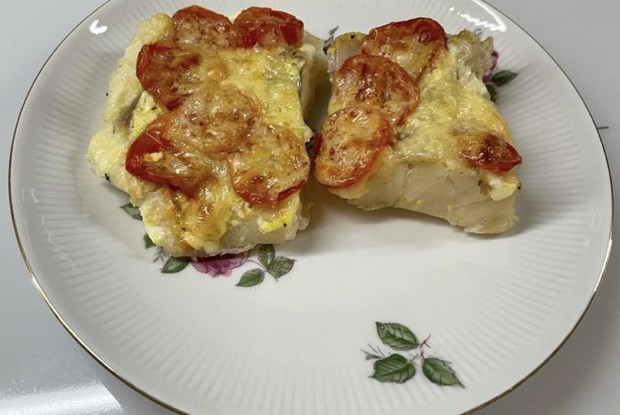 Треска с сыром и помидорами, запеченная в духовке
