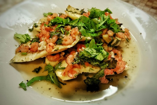 Треска запеченая с креветками и чесноком