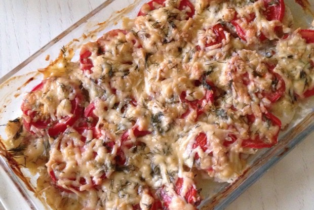 Треска запеченая с помидорами и сыром
