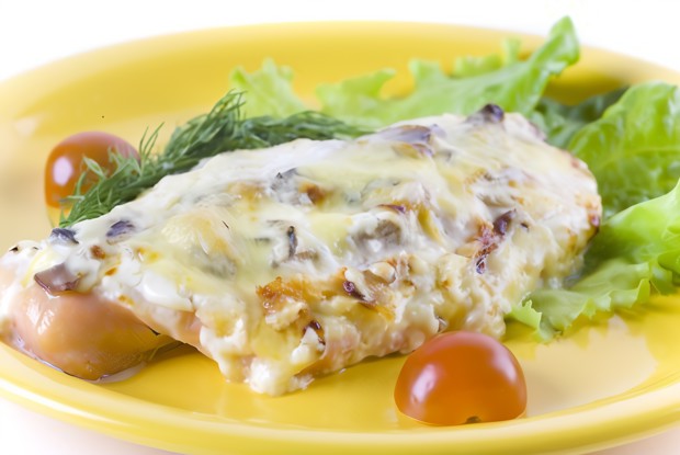 Треска, запеченная под грибным соусом