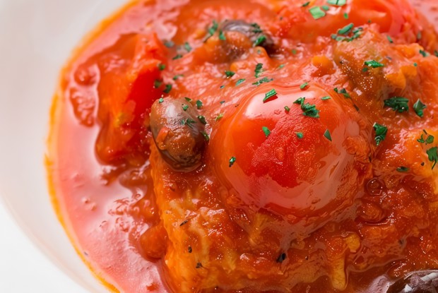 Треска, запеченная с оливками и томатами