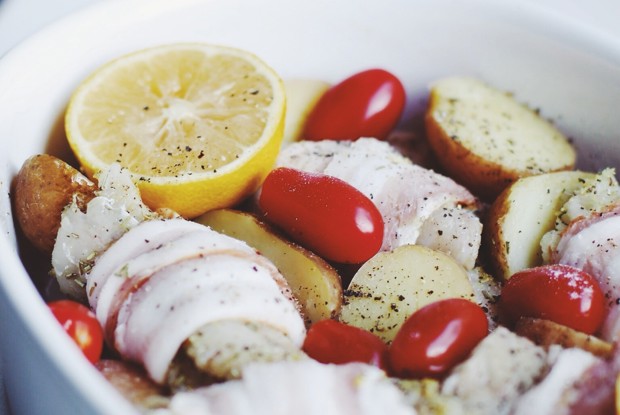 Треска, запеченная в духовке с картофелем, помидорами и беконом