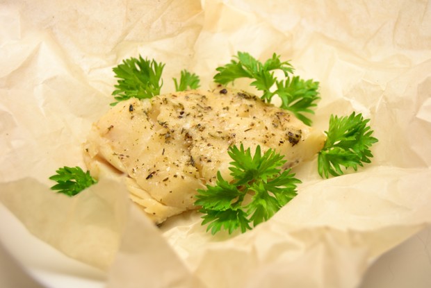 Треска запеченная в пергаменте с эстрагоном