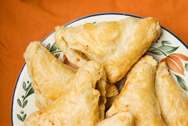 Треугольные пирожки из шпината и сыра