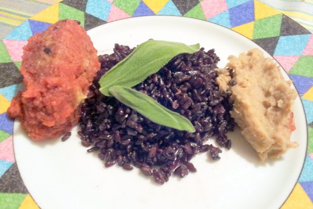 Трио из белой фасоли, свеклы и черного риса с шалфеем