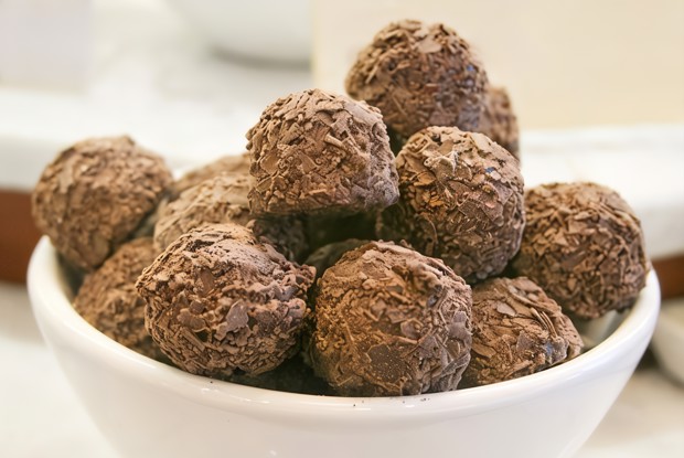 Трюфели из инжира, имбиря и шоколада в измельченном миндале