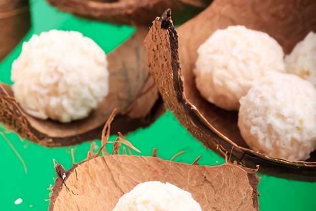 Трюфели из рикотты в белом шоколаде и кокосовой стружке с целым миндалем