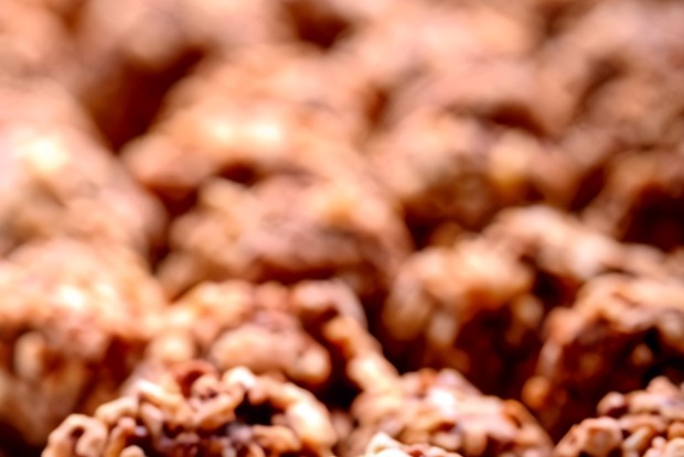 Трюфели с клюквой в крошке из грецкого ореха