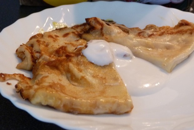 Тропический блиннный десерт с манго