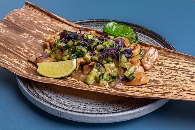 Трубач на воке с белыми грибами