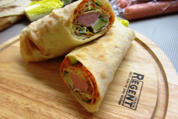 Трубочки из лаваша с сосиской и огурцом