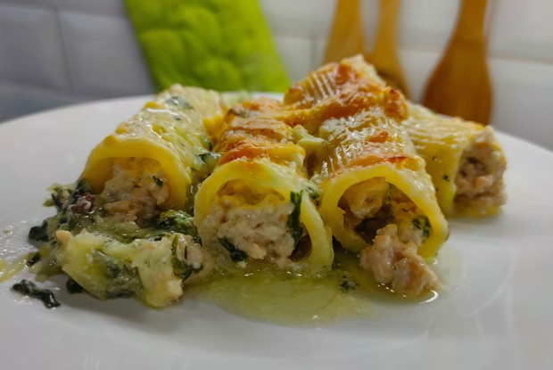 Трубочки (каннеллони) с фаршем на подушке из картофеля и шпината