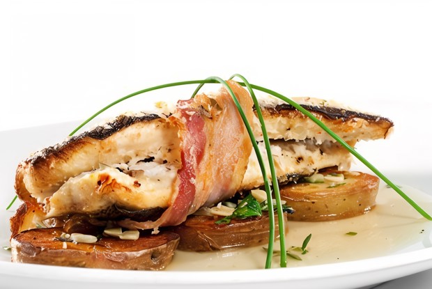 Тунец бонито с беконом