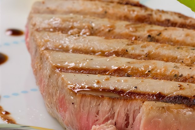 Тунец на гриле с тапенадом