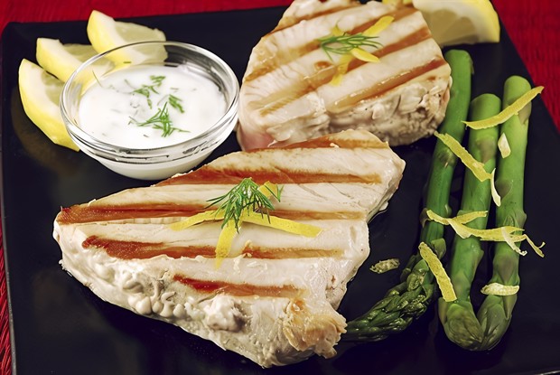 Тунец на гриле с травяным айоли