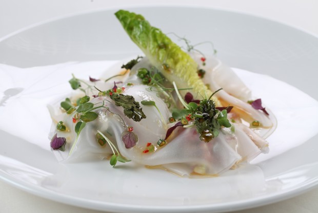 Тунец  под рисовой бумагой и соусом юзу