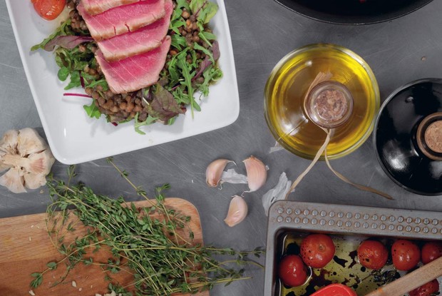 Тунец с чечевицей и рукколой