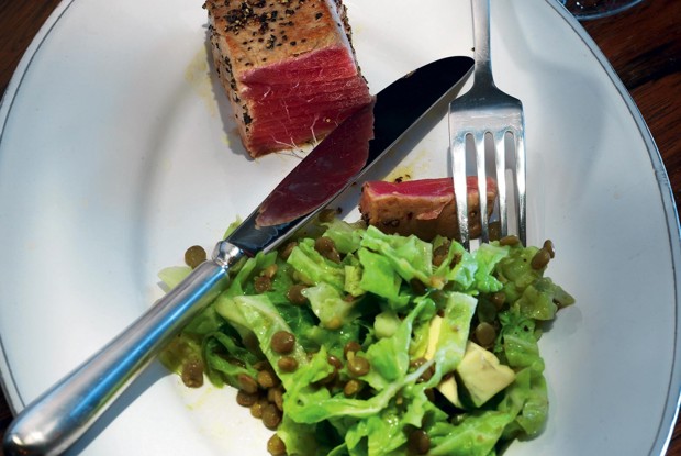 Тунец с капустой, авокадо и чечевицей