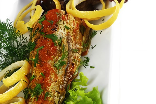 Тунец с мятой, чесноком, томатами и белым вином