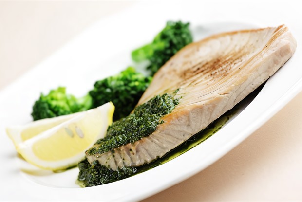 Тунец с соусом песто из кинзы и грецких орехов