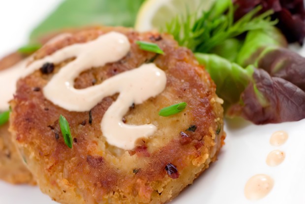 Тунисские рыбные котлеты с айоли из лимона и паприки