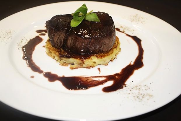 Турнедо из говядины на планше с соусом «Бароло»