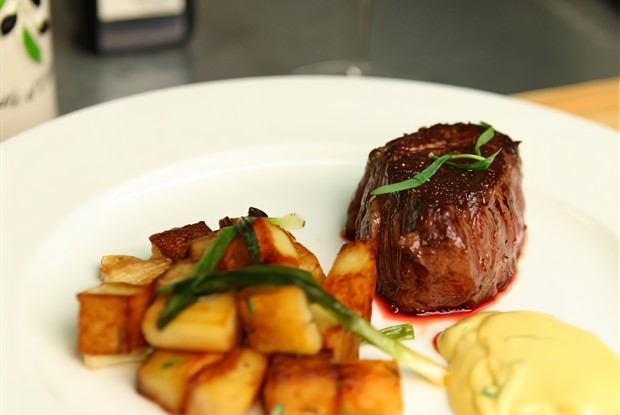 Турнедо из говядины с соусом Беарнез и картофелем, обжаренным с чесноком