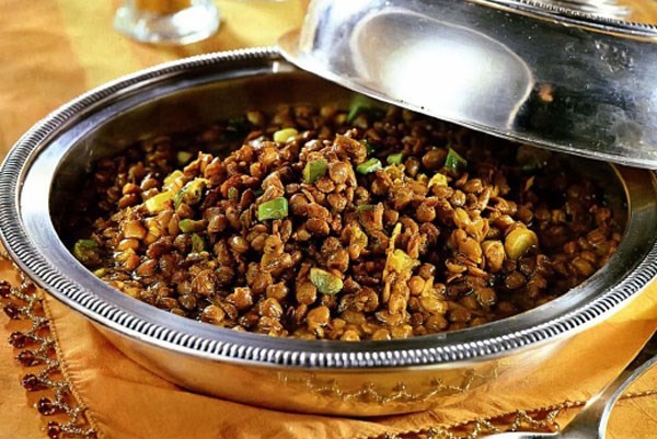 Тушеная чечевица с копченой телятиной