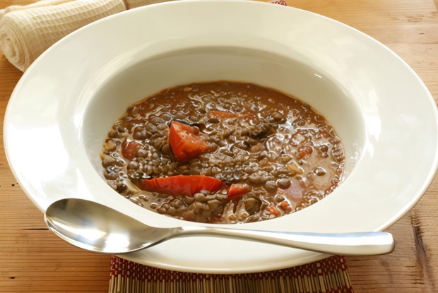 Тушеная чечевица с томатами и петрушкой по-итальянски