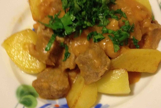 Тушеная говядина с фасолью и зеленью