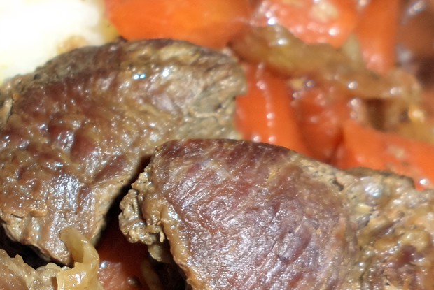 Тушеная говядина с овощами в соевом соусе