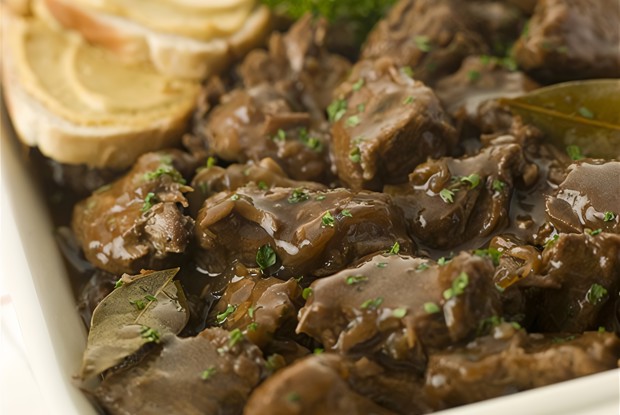 Тушеная говядина в пиве с луком