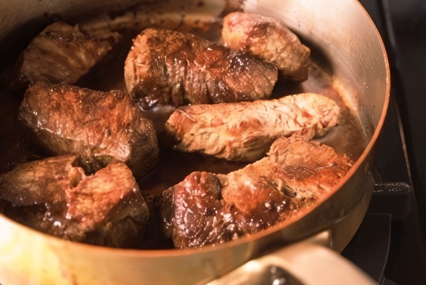 Тушеная говядина в винном соусе