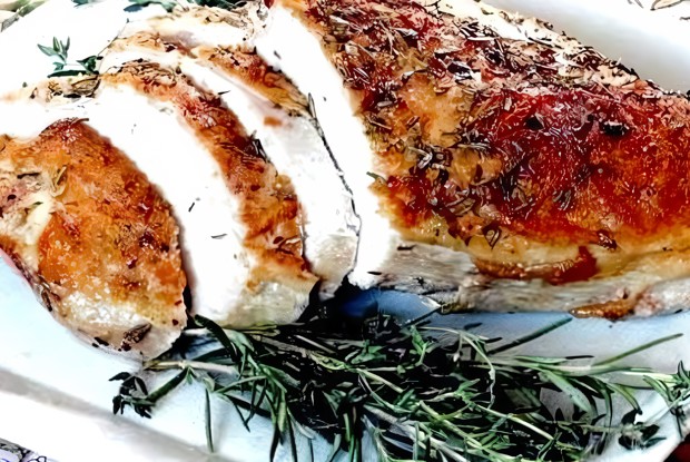 Тушеная индейка с розмарином и бальзамическим соусом в вишне