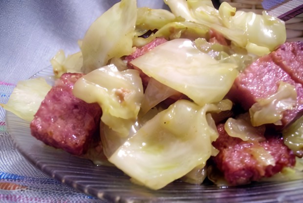 Тушеная капуста с салями