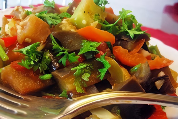 Тушеная кольраби с говядиной