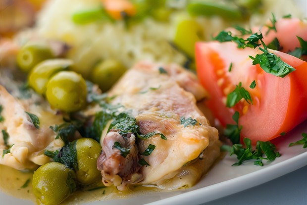 Тушеная курица с фенхелем и оливками